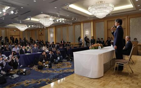 多くの報道陣が集まる中、就任あいさつをする松井新監督