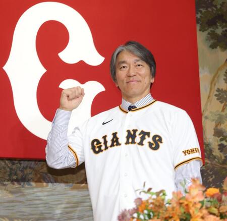 ユニホームに袖を通し、ポーズを決める松井新監督（撮影・西岡正）