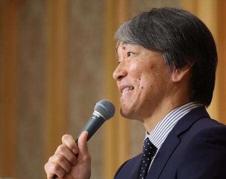報道陣の質問に答える松井新監督（撮影・西岡正）