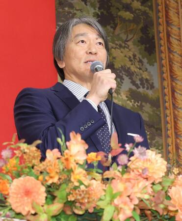 就任会見であいさつする松井新監督（撮影・西岡正）