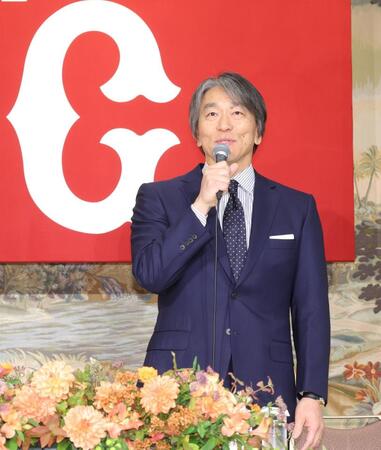 就任会見であいさつする松井新監督（撮影・西岡正）