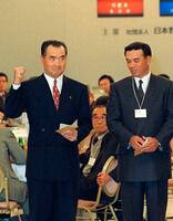 １９９２年１１月、プロ野球ドラフト会議で松井秀喜選手の交渉権を獲得、ガッツポーズする巨人の長嶋茂雄監督。右は阪神の中村勝広監督