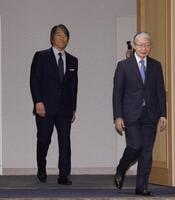 山口オーナーに続いて会見場入りする巨人・松井秀喜新監督