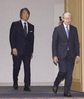 山口オーナーに続いて会見場入りする巨人・松井秀喜新監督