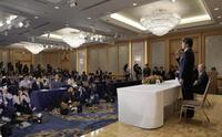 会見の最初に立ったまま、話す巨人・松井秀喜新監督
