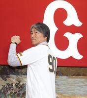 背番号「９０」を披露する松井新監督（撮影・西岡正）