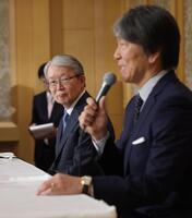 会見する松井新監督（右）を見守る山口寿一オーナー（撮影・西岡正）