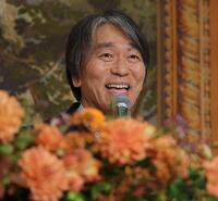 長嶋茂雄終身名誉監督からのエールがあったら？質問に満面笑みで応える松井新監督（撮影・西岡正）