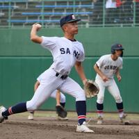 先発し、力投する西条農エースの松木舜弥（撮影・市尻達拡）