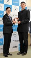 ドラフト１位指名した山梨学院・菰田（右）にドラフト会議のＩＤカードをプレゼントする日本ハム・栗山英樹ＣＢＯ