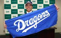 中日から２位指名を受け、笑顔でポーズをとる王子の柴崎聖人