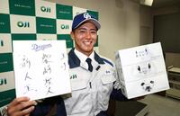 中日から２位指名を受け、笑顔でフォトセッションに応じる王子の柴崎聖人