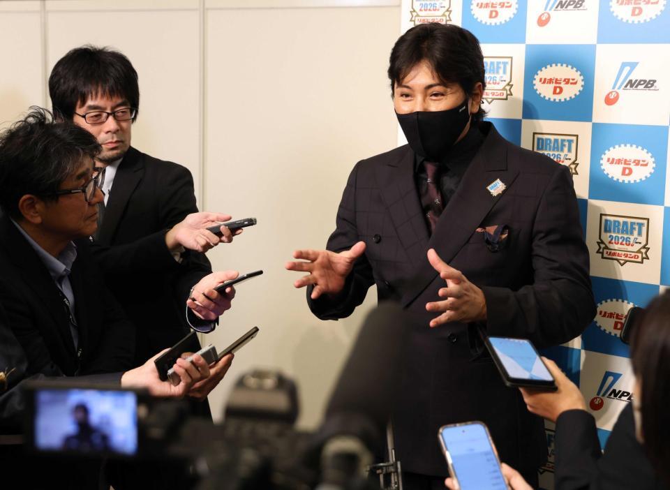 　笑顔で話す新庄監督（撮影・棚橋慶太）