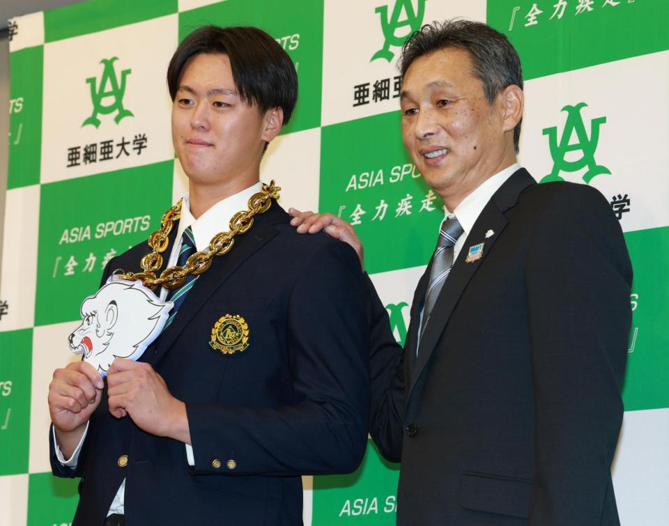 西武からドラフト１位指名され、西口監督（右）と笑顔を見せる亜大・川尻啓人（撮影・伊藤笙子）