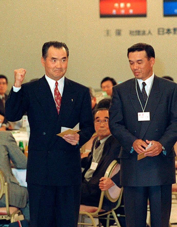 １９９２年１１月、プロ野球ドラフト会議で松井秀喜選手の交渉権を獲得、ガッツポーズする巨人の長嶋茂雄監督。右は阪神の中村勝広監督