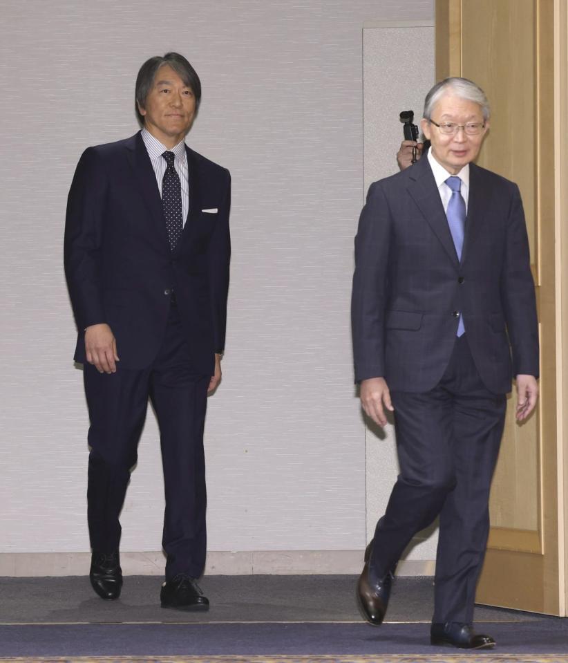 山口オーナーに続いて会見場入りする巨人・松井秀喜新監督
