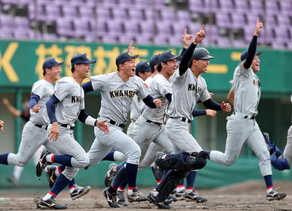 優勝を決め、ベンチから飛び出す関学大・新井亮規浩（中央左）らナイン（撮影・山口登）
