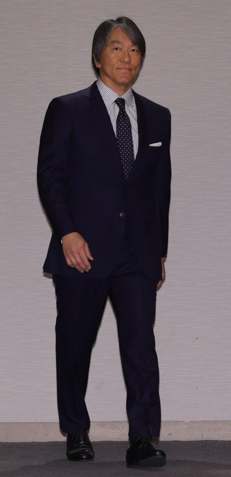 会見場に入る松井新監督（撮影・西岡正）