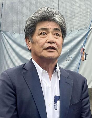 　秋季練習を視察後、取材に応じる中日・工藤監督