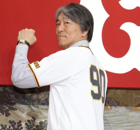 背番号「９０」を披露する松井新監督（撮影・西岡正）