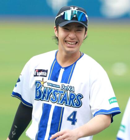 　練習中、笑顔を見せる度会（撮影・伊藤笙子）