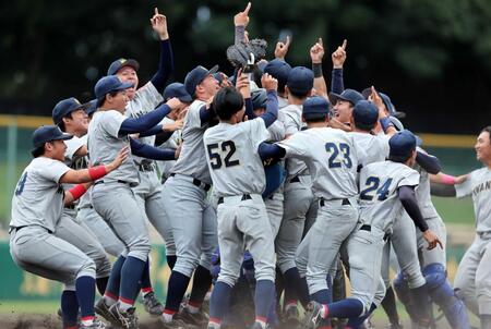 　優勝を決め歓喜の関学大ナイン（撮影・山口登）