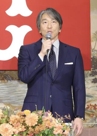 就任会見であいさつする松井秀喜新監督