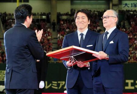 安倍首相（左）から国民栄誉賞の表彰状を受け取る、長嶋茂雄氏（右）と松井秀喜氏＝２０１３年