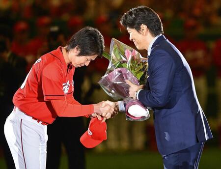 広島・前田健太（左）から花束を受け取る松井秀喜氏＝２０１３年