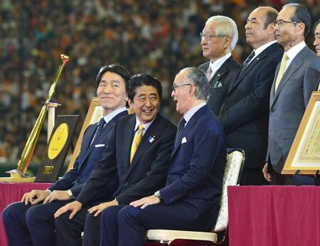 記念撮影時、安倍晋三首相（前列中央）と談笑する長嶋茂雄終身名誉監督（同右）。同左は松井秀喜氏＝２０１３年