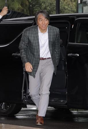 雨の降る中、ジャイアンツ球場に到着した松井秀喜新監督（撮影・西岡正）