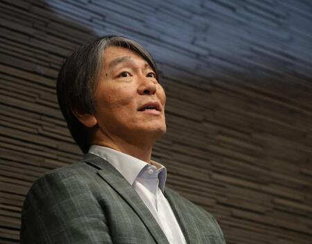 囲み会見で報道陣の質問に答える松井新監督（撮影・西岡正）