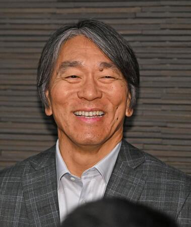 ジャイアンツ球場を訪問後、記者の質問に笑顔で答える松井新監督
