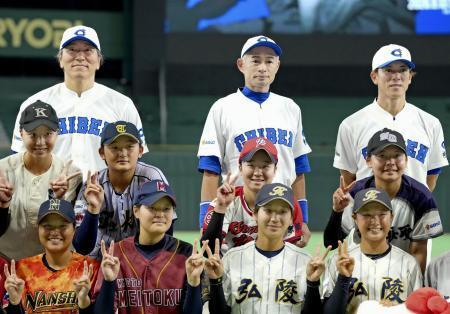 　高校野球女子選抜と記念写真に納まる「ＫＯＢＥ　ＣＨＩＢＥＮ」の（後列左から）松井秀喜さん、イチローさん、松井稼頭央さん＝９月、東京ドーム