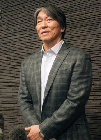 　ファーム施設を訪れ、取材に応える巨人の松井秀喜新監督＝２４日、川崎市のジャイアンツ球場