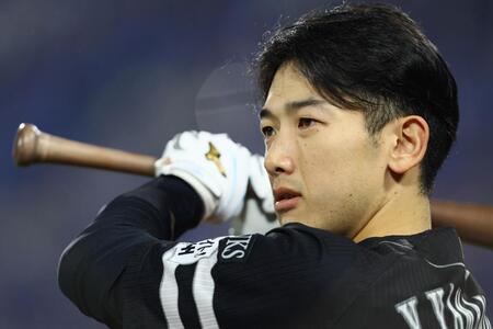 試合前、素振りをする山本（撮影・中島達哉）