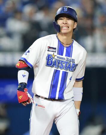 １回、初球が左太ももに当たり、痛がる度会（撮影・伊藤笙子）