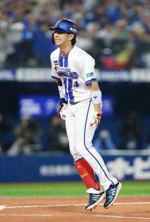 １回、初球が左太ももに当たり、飛び上がって痛がる度会（撮影・伊藤笙子）