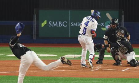 １回、死球を受ける度会（撮影・金田祐二）