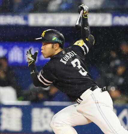 １回、三塁への内野安打を放つ近藤（撮影・中島達哉）