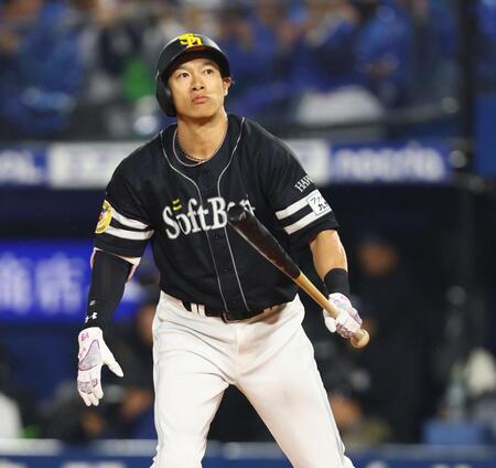 １回２死一、二塁、見逃し三振に倒れるソフトバンク・柳田悠岐＝横浜スタジアム（撮影・中島達哉）