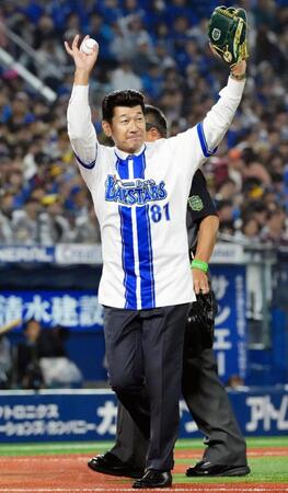 日本シリーズ第１戦の始球式に臨む、ＤｅＮＡ前監督の三浦大輔さん