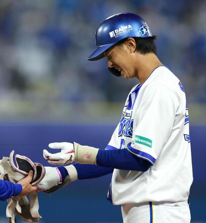 １回、遊ゴロ併殺打に倒れ、悔しさをにじませる梶原（撮影・伊藤笙子）