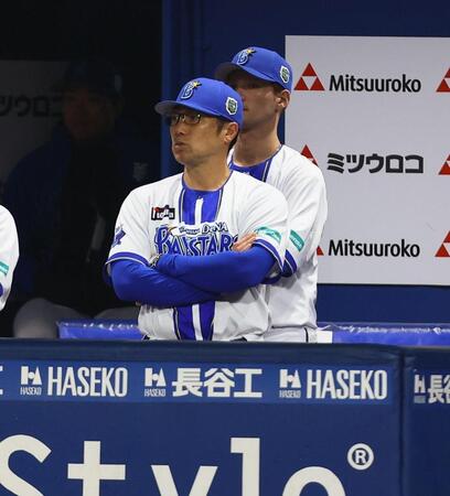 ５回、戦況を見つめる相川監督（撮影・中島達哉）
