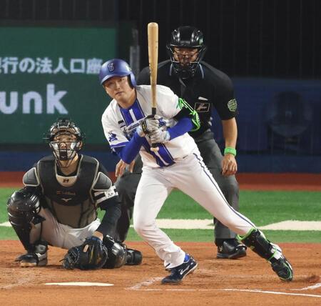 ３回、中前打を放つ石田裕（撮影・金田祐二）