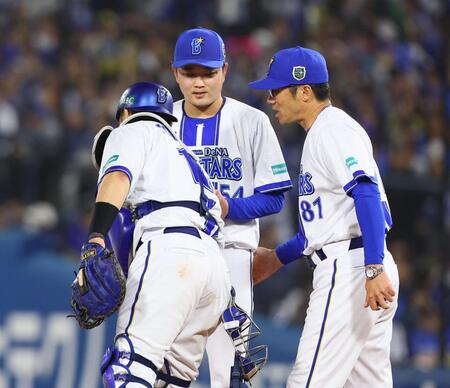 ７回途中で降板する石田裕（撮影・中島達哉）