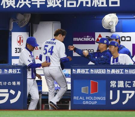 ７回途中で降板し、ナインを迎えられる石田裕（撮影・中島達哉）