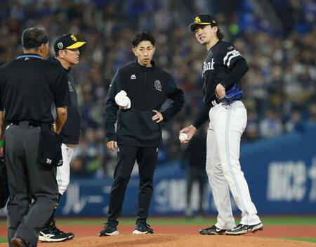 ７回、梶原の打球を足に受けた上沢（撮影・伊藤笙子）