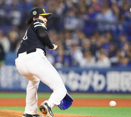 ７回、三森の打球に反応する上沢（撮影・中島達哉）