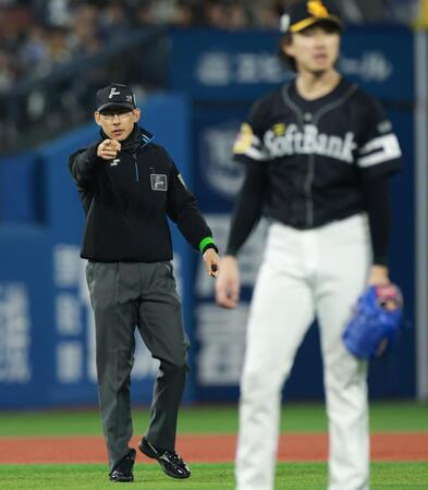 ７回、一塁への牽制を行った上沢直之（手前）にボークの判定をする三塁の山村裕也審判員（撮影・伊藤笙子）